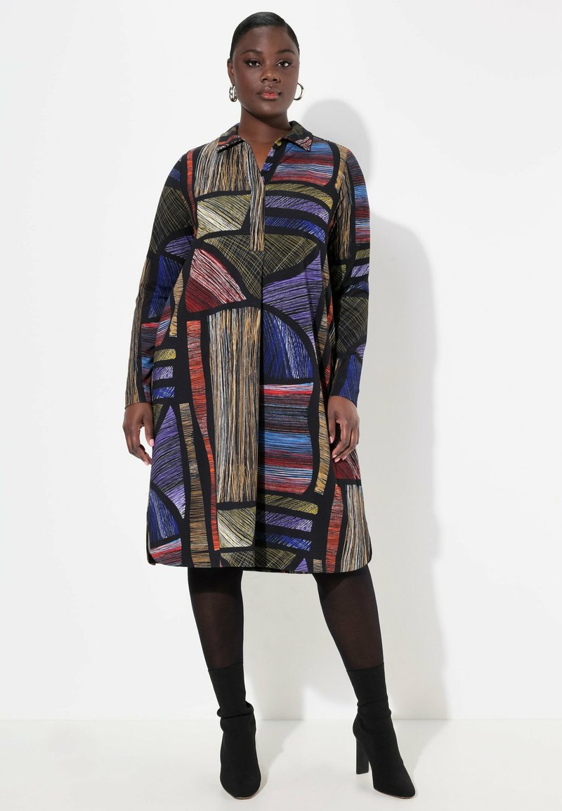 Langärmliges Kleid mit Kragen, das ein farbenfrohes abstraktes Muster aus Linien in Blau, Rot, Gold und Schwarz auf einem dunklen Hintergrund zeigt.