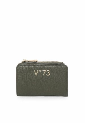 Portafoglio in pelle verde oliva con accessori dorati. Presenta una superficie texturizzata e una chiusura con zip, con il marchio V°73 in evidenza sul davanti.
