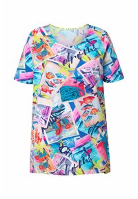 Kolorowa koszulka z krótkim rękawem, prezentująca kolaż obrazków, głównie w odcieniach niebieskiego, różowego i żółtego, z różnorodnymi wzorami, w tym rybami i rozgwiazdami.