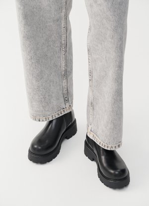 Vagabond COSMO - Aulinukai su platforma - black