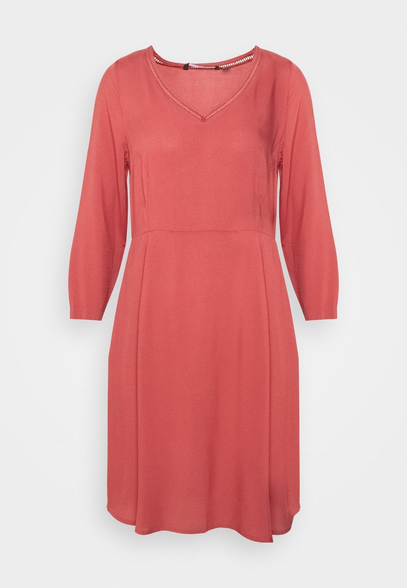 Koralliväri mekko, jossa on V-pääntie ja kolmen neljänneksen hihat. Kevyt kangas, A-linjainen muoto, sisältää tekstuuripinnoitteen ja yksinkertaiset ompeleet.