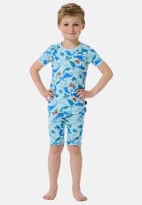 Set di shirt a maniche corte e pantaloni corti blu con una stampa a tema marino che presenta pesci e vita marina su uno sfondo azzurro. Tessuto morbido.