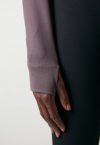 NNormal BEKLEIDUNG 
 - T-shirt à manches longues - dunkelviolett