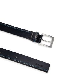Czarny skórzany pasek z niebieskimi przeszyciami, prostokątną srebrną klamrą i wieloma otworami do regulacji. Posiada wytłoczone logo marki na pasku.
