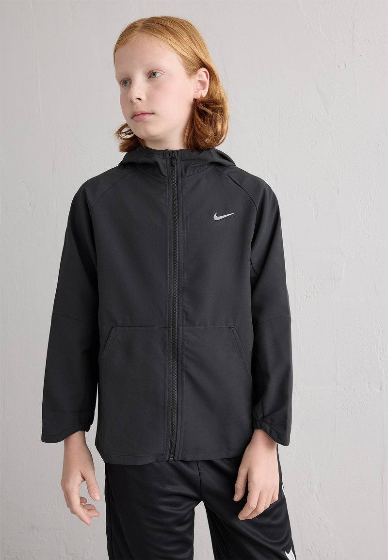 Čierna Nike bunda so zipsom vpredu, kapucňou a bočnými vreckami. Vyrobená z hladkého, ľahkého materiálu s malým logom na hrudi.