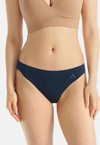 Marineblauwe bikini onderbroek met een gladde textuur en een hoge snit. Kenmerkt zich door subtiele logo-accenten aan de zijkant.