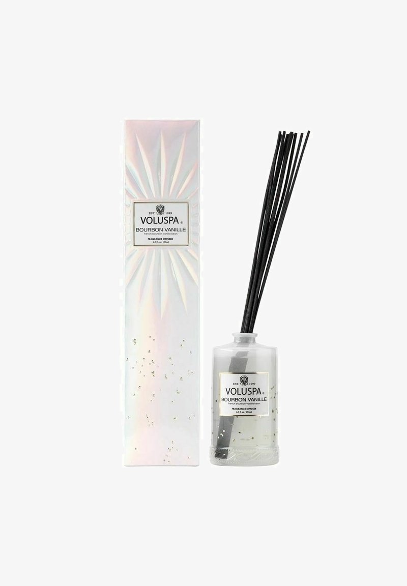 Voluspa Bourbon Vanille diffuser med en klar glasflaske, sorte rør og en iriserende æske med guldprikker og en sort etiket.