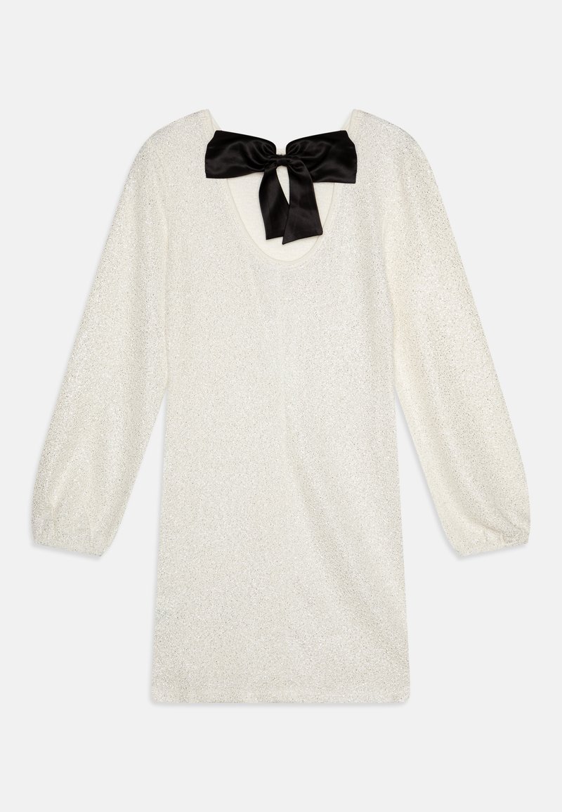 Błyszczący biały sweter z długimi bufkami, okrągłym dekoltem i czarną satynową wstążką na plecach. Miękka tekstura.