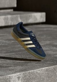 Kijelölve, legend ink/beige