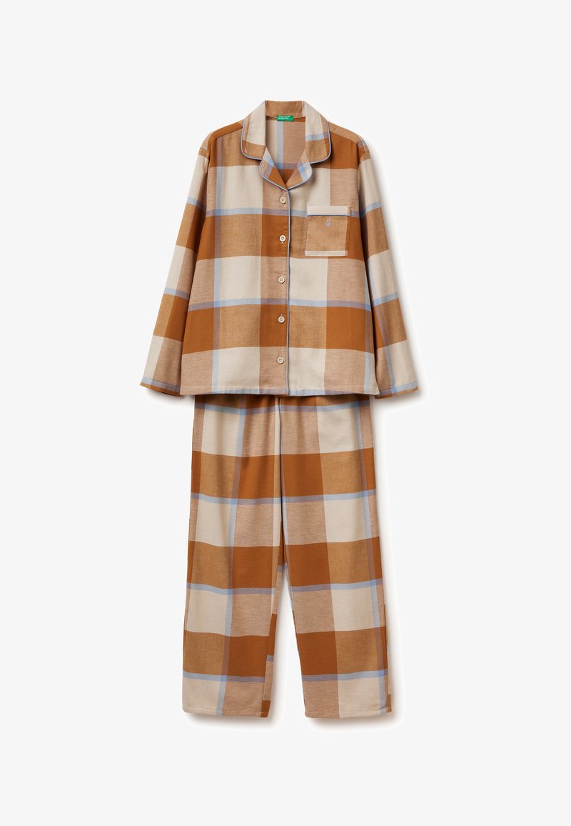 Conjunto de pijama de cuadros en marrón y beige con estilo de botón. Mangas largas, bolsillo en el pecho, contorneado en azul claro. Pantalones de corte relajado con el mismo patrón.