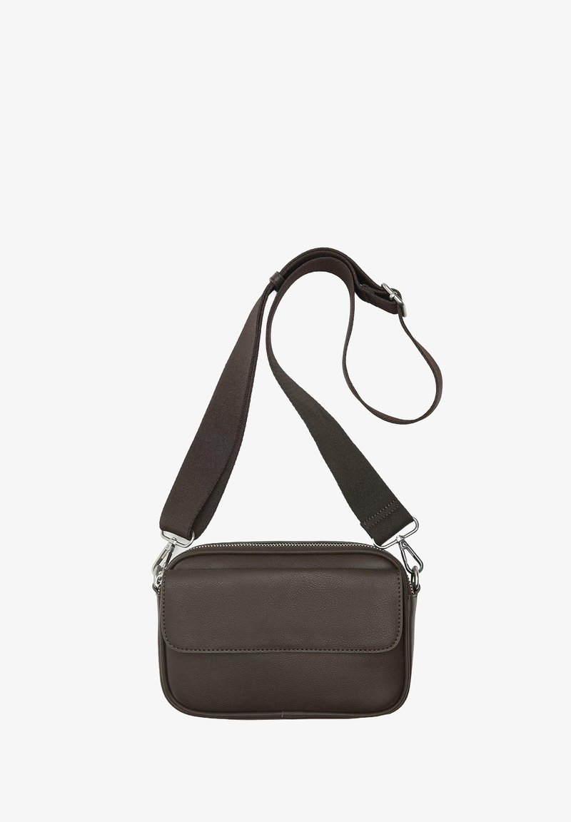 Borsa a tracolla in pelle marrone con chiusura a zip, forma rettangolare, tracolla regolabile in tessuto e tasca frontale con patta.