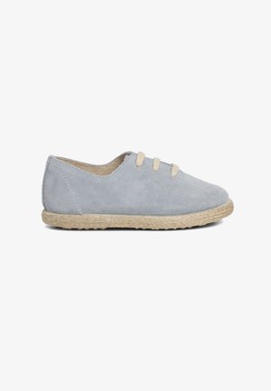 Chaussures en daim bleu clair avec lacets beige, bout arrondi et semelle en jute. Texture lisse et design simple sans motifs visibles.