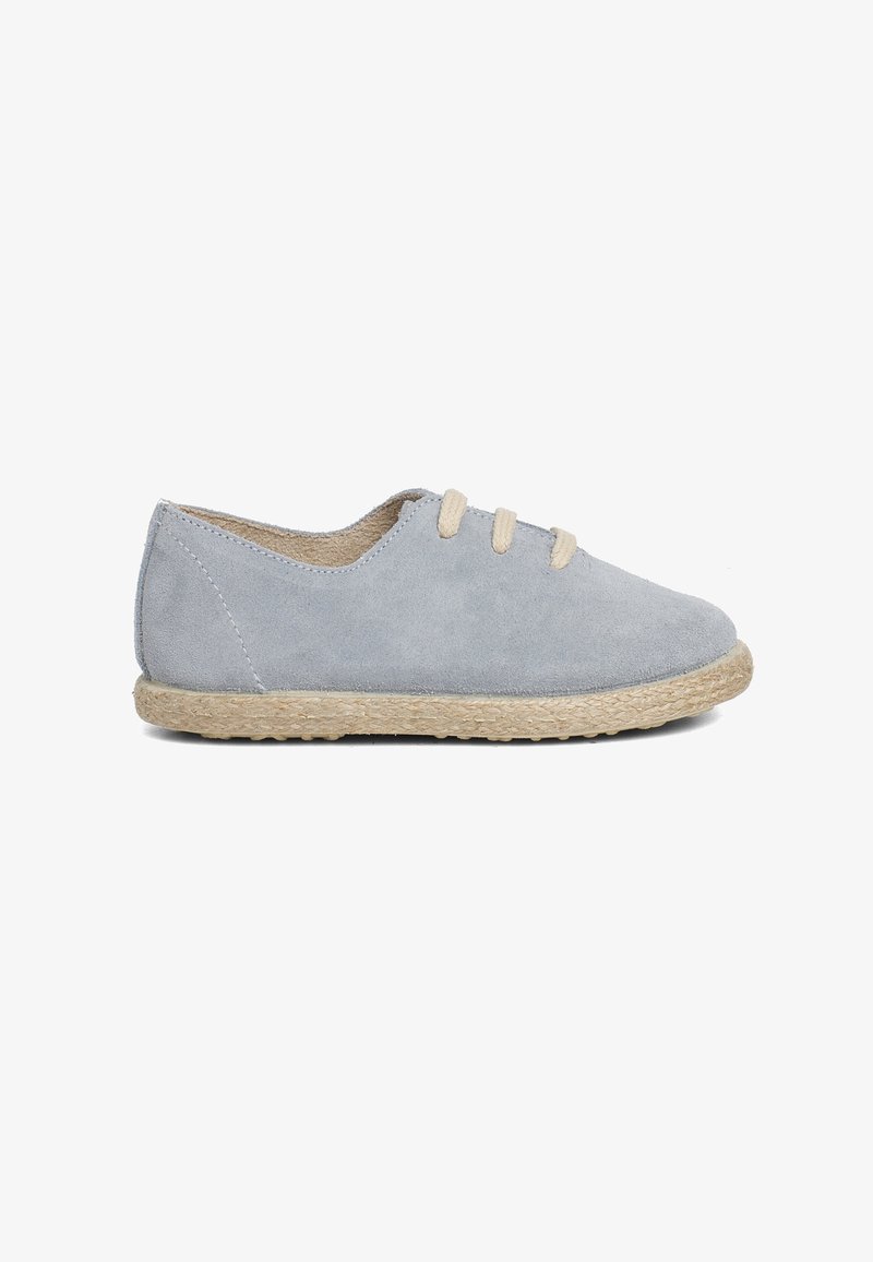 Chaussures en daim bleu clair avec lacets beige, bout arrondi et semelle en jute. Texture lisse et design simple sans motifs visibles.