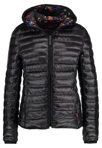 Veste matelassée noire avec fermeture éclair à l'avant et capuche, dotée d'une doublure colorée et à motifs ainsi que d'une texture matelassée pour l'isolation.