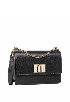 Borsa a tracolla in pelle nera lavorata con catena dorata e chiusura rettangolare dorata sulla patta frontale.