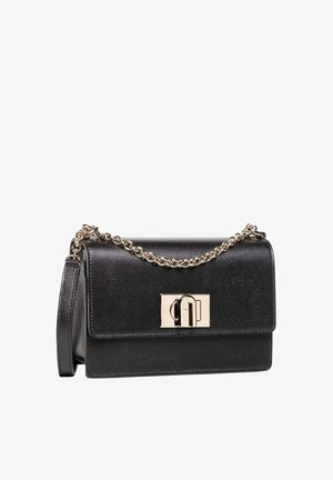 Sac à épaule en cuir noir texturé avec une bandoulière en chaîne dorée et un fermoir rectangulaire doré sur le rabat avant.