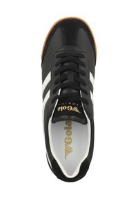 Sneaker nera con strisce bianche, materiali in pelle e suede, punta rotonda, lacci neri, logo dorato e suola in gomma naturale.