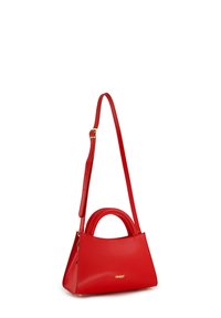 Rote Lederhandtasche mit strukturiertem Design, ausgestattet mit einem kurzen oberen Griff und einem langen verstellbaren Schultergurt. Goldenes Logo-Detail auf der Vorderseite.