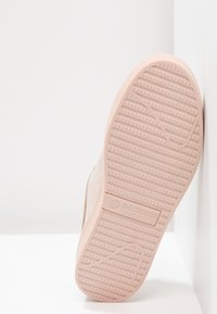 Semelle de chaussure rose clair avec un motif antidérapant texturé, taille 37, affichant le nom de la marque "Dockers by Gerli" embossé au centre.