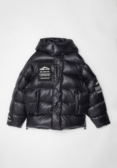 Doudoune noire avec une finition brillante, capuche, poches zippées et patchs de marque sur la poitrine et la manche. Design matelassé texturé.