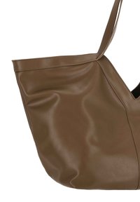 Bolso tote de cuero marrón con un diseño relajado y textura suave. Cuenta con una apertura amplia y una única correa para el hombro.