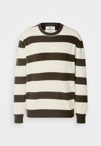 Pull rayé en laine crème et brun foncé, avec un col rond, des poignets et un ourlet côtelés. Les rayures varient en largeur.