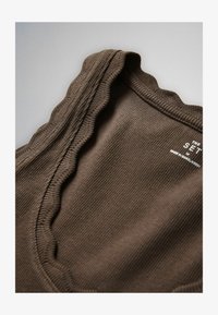 Nevybrané, black chocolate brown white