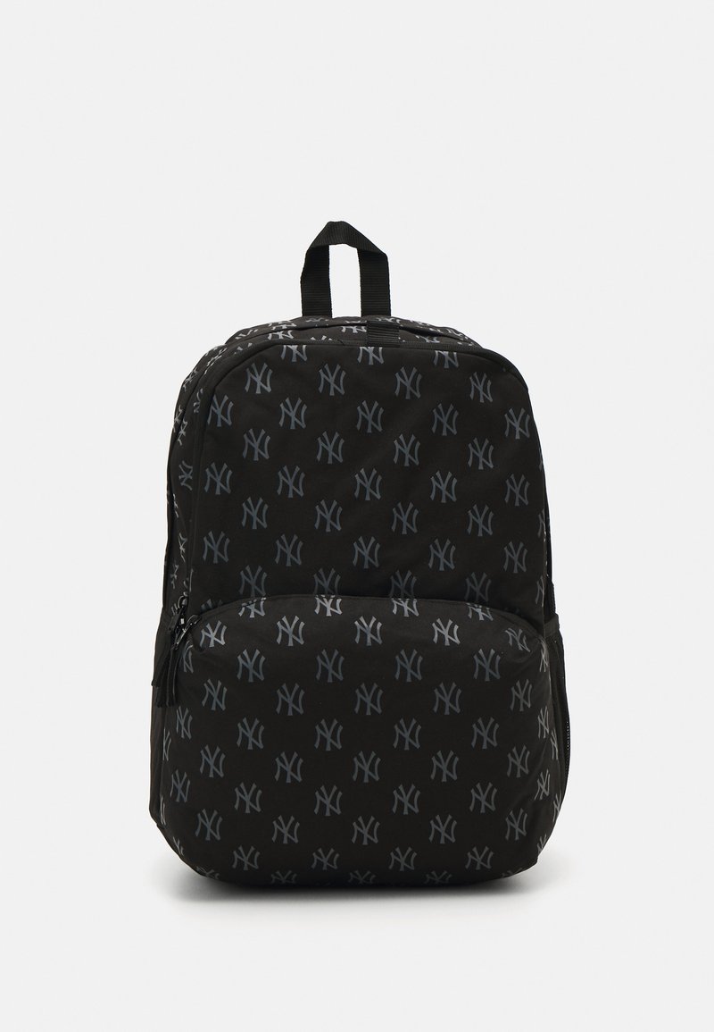 Sac à dos noir avec un motif de logo gris répétitif, fabriqué en tissu durable, comportant deux compartiments zippés et une poignée supérieure.