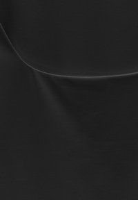 Tessuto nero, liscio con una leggera lucentezza. Presenta un collo rotondo e una consistenza morbida, con una sottile elasticità e un motivo a costine.