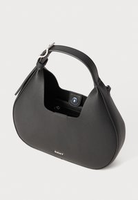 Borsa a tracolla in pelle nera con una forma curvata, manico corto e accessori in argento. L'interno presenta una tasca piccola e una chiusura a scatto.
