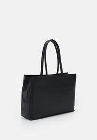 Czarna torba typu tote z gładkiej skóry, o prostokątnym kształcie i dwoma długimi rączkami. Minimalistyczny design bez widocznych elementów metalowych ani wzorów.