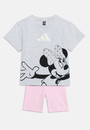 Tenue pour enfant avec t-shirt gris Adidas Minnie Mouse avec un nœud et short rose assorti avec petit logo Adidas.