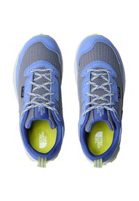 Zapatillas deportivas en azul claro y gris con parte superior de malla texturizada, plantillas amarillas en contraste y cordones reflectantes; presenta etiqueta de marca.