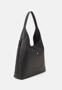 Bolso de hombro de cuero negro con un solo asa, bolsillo delantero con botón dorado y una pequeña etiqueta de cuero unida por una cadena dorada.