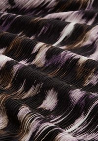 Textil mit strukturierten, wellenförmigen, schillernden Mustern in Schwarz, Dunkelviolett und einem Hauch von Braun; weiches und gestreiftes Design.