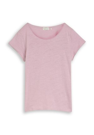 T-shirt en coton rose clair à manches courtes, col rond, design simple et étiquette à l'intérieur du col sur fond blanc.