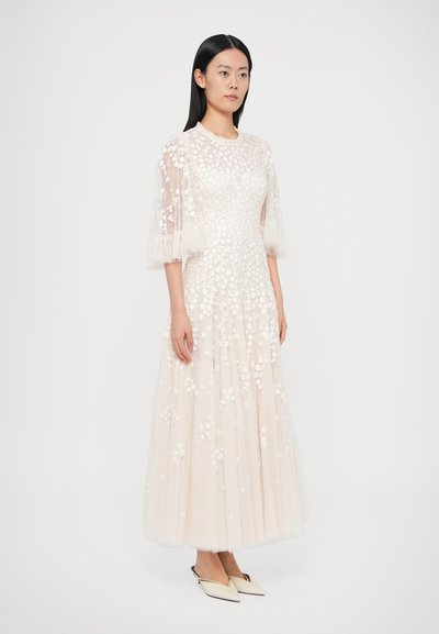 Dlhé, svetloružové šaty z tylu s vyšívanými kvetinovými vzormi. Majú krátke priehľadné rukávy a priliehavý živôtik.