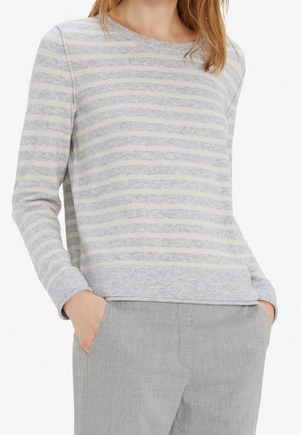 Maglione grigio chiaro con strisce orizzontali crema, scollatura rotonda e maniche lunghe. Tessuto morbido con vestibilità rilassata e orlo a costine.