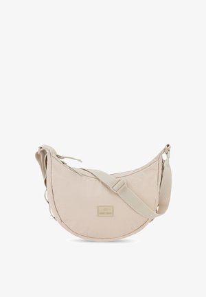 Bolso bandolera beige con forma redondeada y suave. Hecho de un tejido texturizado, cuenta con una correa con herrajes ajustables y un pequeño parche de logo.