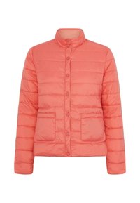 Koraļa krāsas pūkainā jaka ar augstu apkakli, priekšējo pogu aizdari un divām priekšējām kabatām. Kastveida forma ar izšūtu tekstūru un horizontālām šuvēm.