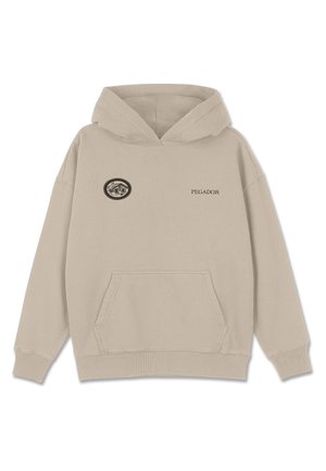 Beige hettegenser laget av mykt materiale. Har en frontlomme, ribbet mansjetter og et brodert logo-patch med tekst på brystet.