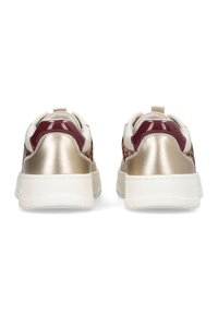 Ein Paar niedrige Sneakers mit weißen Sohlen, metallischen goldenen Fersenkappen, Leopardmuster an den Seiten und dunkelroten Akzenten, von hinten betrachtet.