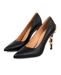 Czarne skórzane szpilki z wydłużonym noskiem, niskim dekoltem i złotym ozdobnym akcentem na czarnej szpilce.