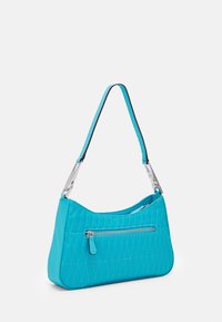 Borsa a tracolla turchese trapuntata con tasca con cerniera argentata, una texture liscia e una tracolla regolabile. Design curvo con accenti sottili.