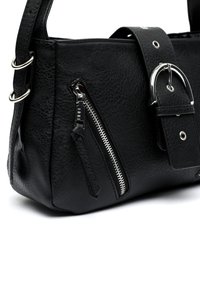 Borsa a mano in pelle nera caratterizzata da una superficie testurizzata, una tasca con zip, una tracolla ampia con hardware in argento e un dettaglio con fibbia.