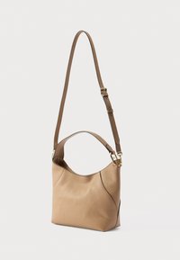 Geantă de umăr din piele maro deschis, cu suprafață texturată, formă curbată și curea reglabilă. Dispune de accesorii aurii și accente de cusături negre.