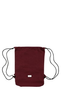 Bordový stažitelný batoh vyrobený z bavlněné tkaniny. Obsahuje dvě černé šňůry pro uzavření a malou bílou logo visačku na přední straně.