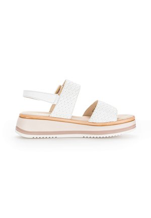 Weiße Plateausandale mit breiten, gewebt strukturierten Riemen und einem Fersenriemen am Knöchel, beiger gepolsterter Sohle und rutschfestem Profil.