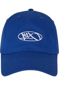 Kék pamut baseball sapka ívelt karimával, középen hímzett fehér logóval az elején és varrott részletekkel a káván.