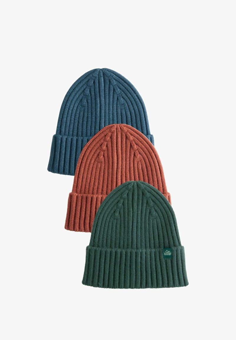 Trzy dzianinowe czapki o ribbowanym wzorze w kolorach morskim, rdzawym i leśnozielonym. Każda ma złożony brzeg i małą metkę z logo z przodu zielonej czapki.